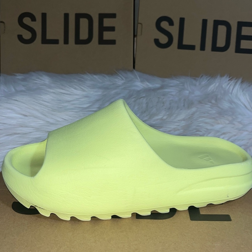 YEEZY SLIDE 💚GREEN GLOW